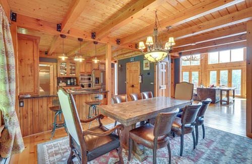 Hope Cabine | Luxury Log Cabin w/ EV Charger & Mtn Views!