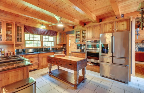 Hope Cabine | Luxury Log Cabin w/ EV Charger & Mtn Views!