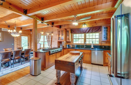 Hope Cabine | Luxury Log Cabin w/ EV Charger & Mtn Views!
