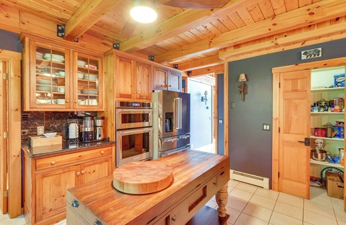 Hope Cabine | Luxury Log Cabin w/ EV Charger & Mtn Views!