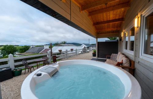 Donegal Appartement | Luxury Log Cabin with Private Hot Tub & Sea Views