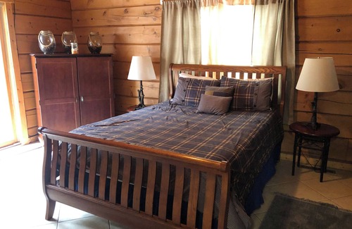 King Cabine | MAISON DE LUXE EN BOIS AVEC QUAI PRIVÉ SUR LA CHAÎNE.