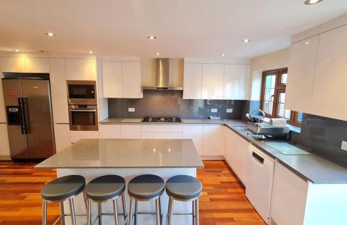 Cranbrook Maison | Luxury London House Sleeps x 16, Free Parking, Free Wifi, Garden Patio, Close to tube line easy access to Central London