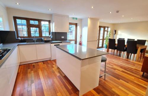Cranbrook Maison | Luxury London House Sleeps x 16, Free Parking, Free Wifi, Garden Patio, Close to tube line easy access to Central London
