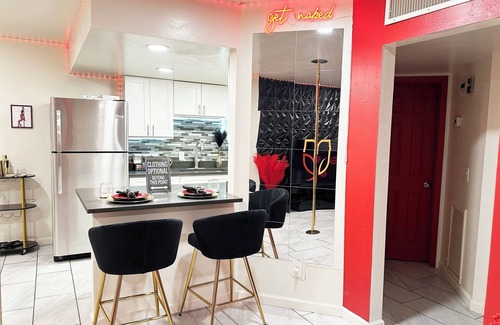 Tucson Appartement | Luxury Lovers’ Escape | Private Hot Tub & Fantasy Suite