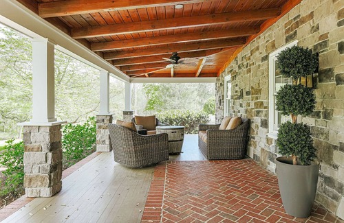 Staunton Maison | Luxury Manor House at Batten Green. Gorgeous farm views. 5 mins to DT Staunton. Pet-friendly!