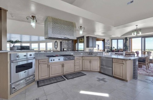 Denver Villa | Luxury Mansion Retreat, Sleeps 16+ ,Panoramic VIEWS 36 Acre Land .in the city .