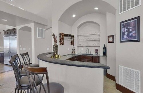Denver Villa | Luxury Mansion Retreat, Sleeps 16+ ,Panoramic VIEWS 36 Acre Land .in the city .