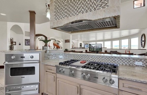 Denver Villa | Luxury Mansion Retreat, Sleeps 16+ ,Panoramic VIEWS 36 Acre Land .in the city .