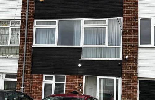 Eastbrook Maison | Luxury Mansion – Spacious & PrivatenMinutes from Elm Park & Hornchurch stations
