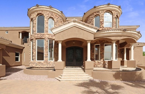 Litchfield Park Maison | Luxury Mansion with 4 private balconies! Amazing inside and outside!