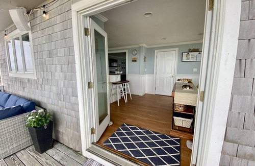 Minot Maison | Minot Beach Oceanfront! Huge 5 bed Families Groups Hot Tub Sauna, Dog friendly!
