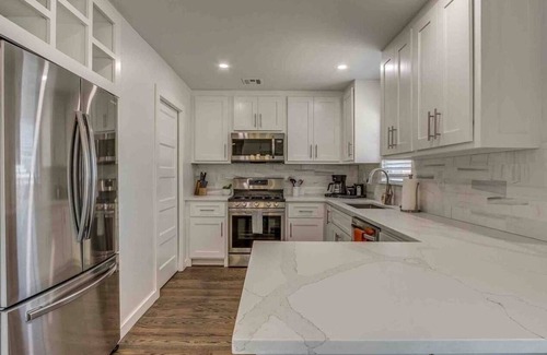 Central Oklahoma City Maison | Luxury Modern 3BR - Private Primary Suite!