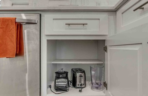 Central Oklahoma City Maison | Luxury Modern 3BR - Private Primary Suite!
