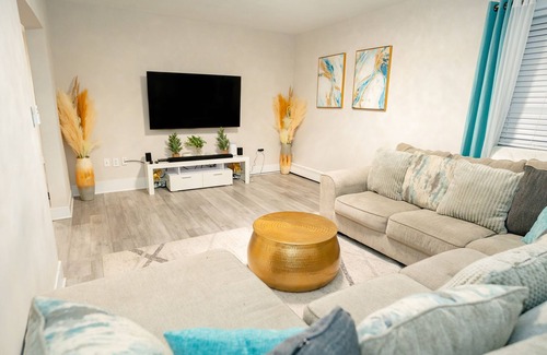 Readville Maison | Luxury Modern Home - Family Friendly Close to Boston and Gillete Stadium!
