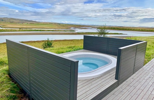 Laugaras Cottage | Hot Tub de luxe, moderne, avec une vue fantastique sur la rivière et la montagne sur le cercle d'or