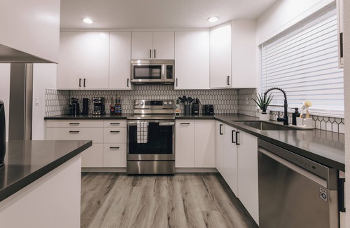 Four Corners Maison | Luxury Modern King Suite - Family/Business Getaway