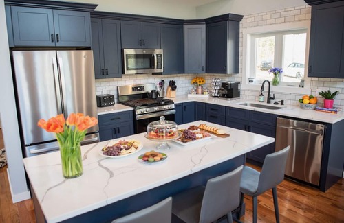 Farmington Maison | Luxury Modern Lake Home - Dogs Welcome - Sleeps 12