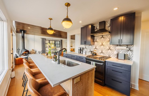 Hunter Maison | Luxury Modern "Treehouse" w/Spa, Footsteps to Skiing in Hunter Mountain.