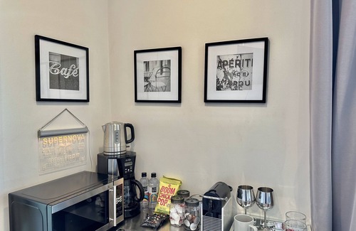 Eureka Valley Maison | Luxury Modern Unit on Market St - w/Private Patio - Hot tub, Fire Pit, Lounge +