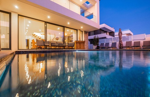 Cerro de Aguia Villa | Villa luxueuse /moderne/piscine chauffée à 1800 mètres de la plage Sao Rafael