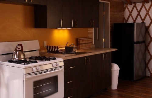 North Okanagan Cottage | Luxe Mongolie Yourte privé Lac