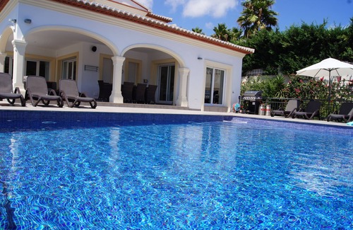 Pinar del Advocat Villa | Villa spacieuse de luxe avec piscine à débordement privée, à distance de marche de Moraira