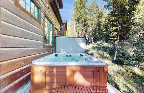 Keystone Maison | Luxury mountain estate w/ private hot tub, home theater, two W/Ds, & spa
