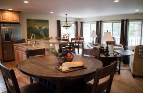 Upper Kingsbury Maison | LUXURY MOUNTAIN HOME -Ideal for families- RARE FIND- Sleeps 10