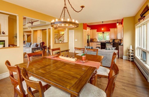 Bovina Center Maison | Jazzy Contemporary 3 Level 4 BR 4 Bath Retreat with Amazing Views
