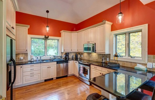 Bovina Center Maison | Jazzy Contemporary 3 Level 4 BR 4 Bath Retreat with Amazing Views