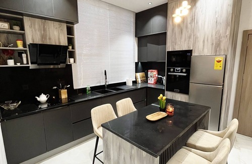 Greenhill Maison | Luxury n4.5-Bed, 4.5-Bath Home in Gated Community with Reverse Osmosis for Rent.