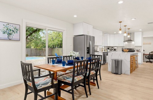 Oakwell Farms Maison | Luxury Newly Renovated Home w/Private Pool+Fire Pit+BBQ Near Downtown&Airport