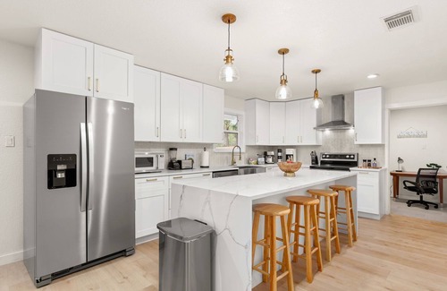 Oakwell Farms Maison | Luxury Newly Renovated Home w/Private Pool+Fire Pit+BBQ Near Downtown&Airport