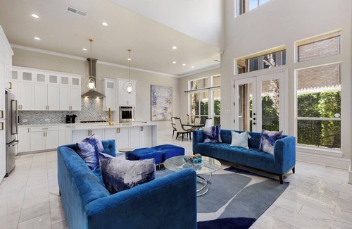 Oak Lawn Maison | Luxury Oak Lawn Oasis, Game Room, Parking, Balcony. The Best Area of Dallas