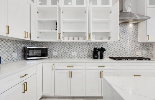 Oak Lawn Maison | Luxury Oak Lawn Oasis, Game Room, Parking, Balcony. The Best Area of Dallas