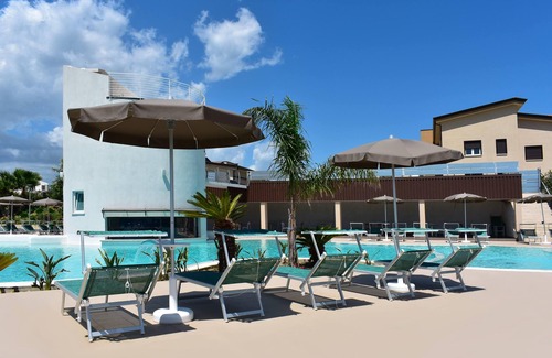 Casal Velino Appartement | Oasis de Luxe : Appartement avec Terrasse et Piscine Enchanteresse à Hyéle!