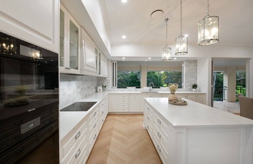 Carindale Maison | Luxury Oasis in Carindale - Relax, Unwind & Enjoy! Pool, Wifi, AC & Chef Kitchen