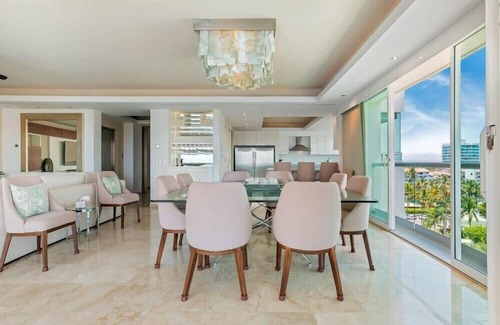 Marina Vallarta Appartement | Luxury Oceanfront 4BR Condo - Pool - Ocean View