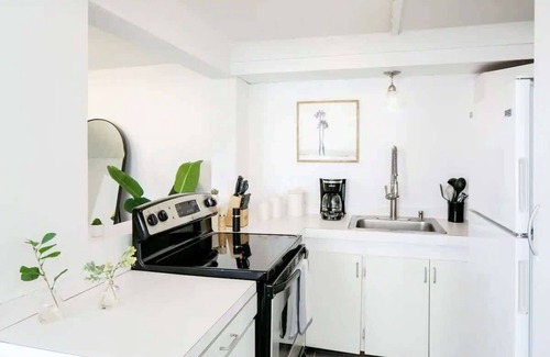 Estate Enighed Maison | Luxury Oceanview Villa | Walk to Beach & Dining