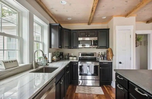 North Conway Maison | LUXURY on SACO RIVER with HOT TUB & MOUNTAIN VIEWS
