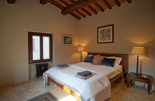 Montone Appartement | Luxury one bedroom apartment in the main Piazza of historic Montone