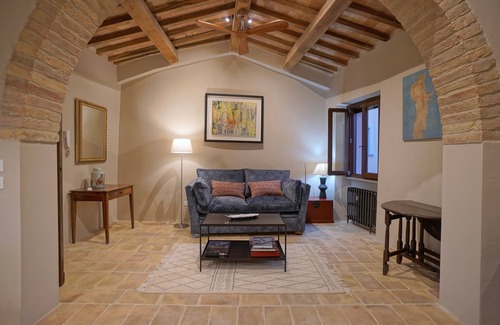 Montone Appartement | Luxury one bedroom apartment in the main Piazza of historic Montone
