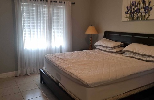 Colliers Bay Station Balnéaire | Luxury One Bedroom King Penthouse Condo @ Beachfront Resort in East End