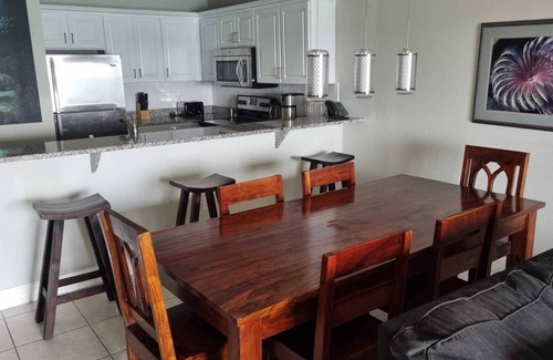 Colliers Bay Station Balnéaire | Luxury One Bedroom King Penthouse Condo @ Beachfront Resort in East End
