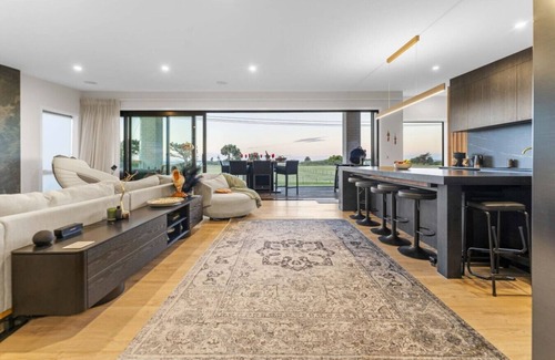 Papamoa Beach Maison | Luxury Papamoa Beach | Pool | Spa | Pet Friendly