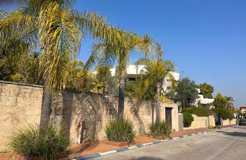 Rehovot Appartement | Luxury peaceful, free parking with security room Mamad