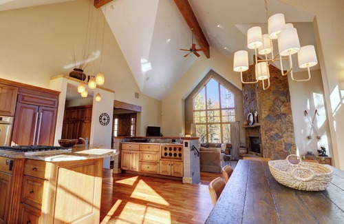 Three Peaks Maison | Luxury Peakside Escape - Private Hot Tub 3 Bedroom + Loft