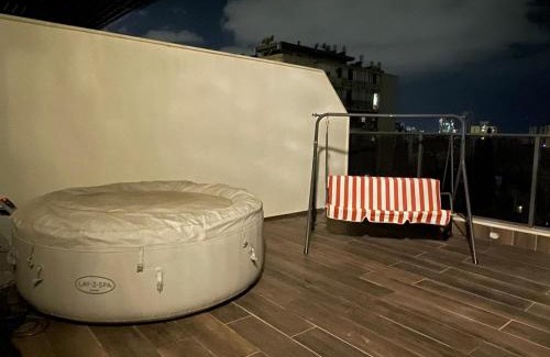 Holon Appartement | luxury penthouse with a jaccuzi, pool and parking, suka for Sukkot optional
