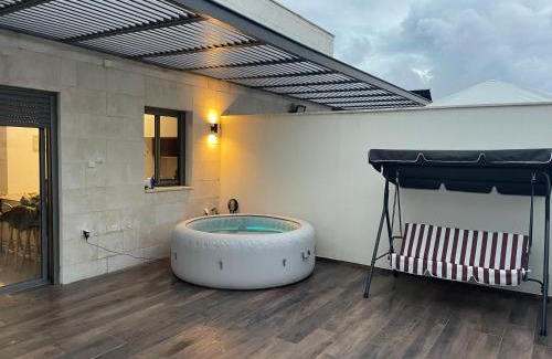 Holon Appartement | luxury penthouse with a jaccuzi, pool and parking, suka for Sukkot optional